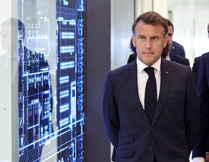 El presidente francés, Emmanuel Macron, durante una visita al laboratorio de la empresa óptica Essilor Luxottica, este lunes.