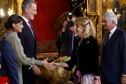 Esperanza Aguirre salude al rey Felipe y la reina Letizia, este 12 de octubre.