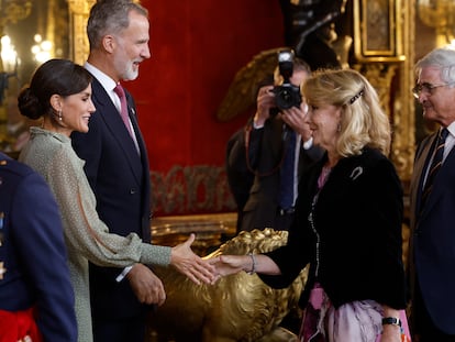 Esperanza Aguirre salude al rey Felipe y la reina Letizia, este 12 de octubre.