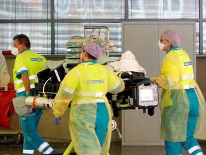 Personal sanitario traslada a un paciente de covid en un hospital alemán, el 23 de noviembre.