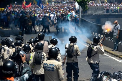 Policía antidisturbios y manifestantes se enfrentan en Caracas. La oposición está acusando a los jueces de la Corte Suprema de Maduro de intentar un "golpe de estado" interno para intentar hacerse cargo de los poderes de la oposición-mayoría legislativa la semana pasada.