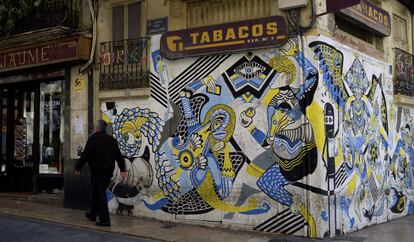 Autor: Disneylexya. Plaça Sant Jaume. Detrás del nombre artístico de Disneylexya se encuentra el artista plástico Álvaro Javier Riquelme, autor  de este mural, Happyland, situado en uno de los puntos más efervescentes del barrio del Carmen. Una propuesta gráfica con mensaje crítico del paisaje humano que se da cita diariamente en la zona.


