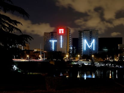 Logotipo de Telecom Italia (TIM) en un edificio en Roma.