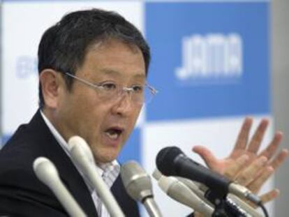 El presidente de Toyota Motor Corp. y director de Japan Automobile Manufacturers Association Inc., Akio Toyoda, habla hoy, jueves 20 de septiembre de 2012, durante una conferencia de prensa en Tokio (Japón).