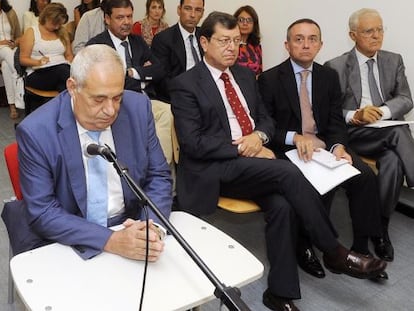 Manuel Jove, con traje azul, durante su declaraci&oacute;n ayer en el Mercantil n&uacute;mero uno de A Coru&ntilde;a.