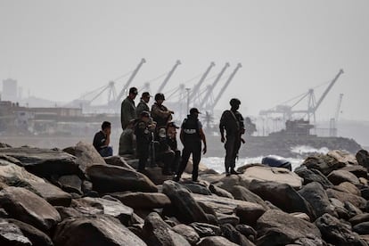 Agentes de seguridad patrullan la costa de Macuto, en La Guaira (Venezuela), este domingo.