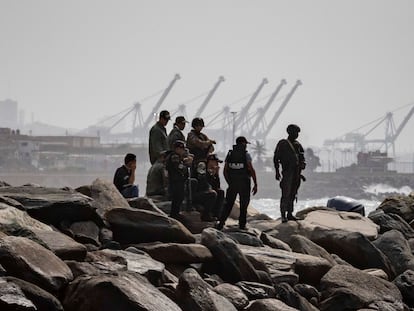 Agentes de seguridad patrullan la costa de Macuto, en La Guaira (Venezuela), este domingo.