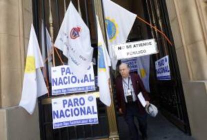 Un hombre abandona un edificio público cerrado durante una huelga de 48 horas, la segunda en dos semanas y a cuatro días de las elecciones, que iniciaron los empleados públicos en demanda de mejoras salariales y en protesta por la decisión del Gobierno de negociar sólo después de que se apruebe el presupuesto fiscal del próximo año.