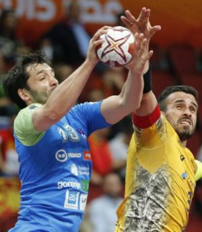 El esloveno Spiler (i) disputa un balón con el brasileño Pachecho.
