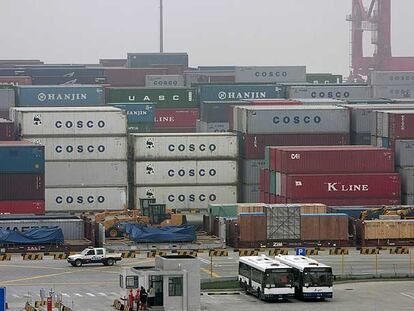 La caída de la demanda en los países ricos está ralentizando las exportaciones chinas. En la foto, contenedores en el puerto de Shanghai.