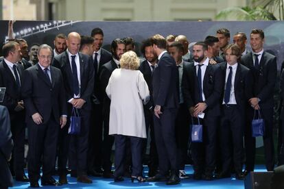 La alcaldesa de Madrid Manuela Carmena conversa con los jugadores del Real Madrid durante la visita del equipo al Ayuntamiento.