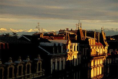 Los edificios de viviendas de Pau dejan ver al fondo la silueta nevada de los Pirineos.