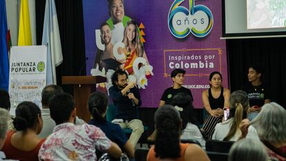 Miembros del colectivo Juntanza Popular durante la presentación del libro 'El gran estallido', en la Universidad Cooperativa de Colombia, en Cali.
