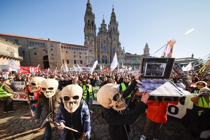 Miles de personas abarrotan la plaza del Obradoiro este domingo.