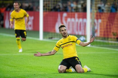 Raphael Guerreiro, del Borussia celebra su segundo gol, el cuarto para el equipo alemán ante el Atlético de Madrid.