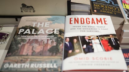 Copias del libro 'Endgame', de Omid Scobie, el miércoles 29 de noviembre en una librería de Londres.