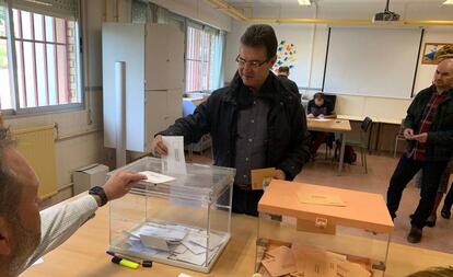 El valenciano Andrés Olaya ha podido votar hoy después de que voluntarios de Cruz Roja lo hayan trasladado del hospital donde está ingresado a su colegio electoral.