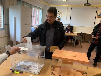 El valenciano Andrés Olaya ha podido votar hoy después de que voluntarios de Cruz Roja lo hayan trasladado del hospital donde está ingresado a su colegio electoral.