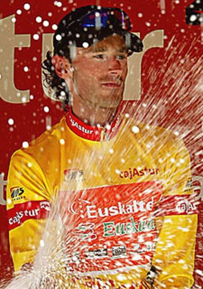 Mayo, en el podio de la Vuelta a Asturias.
