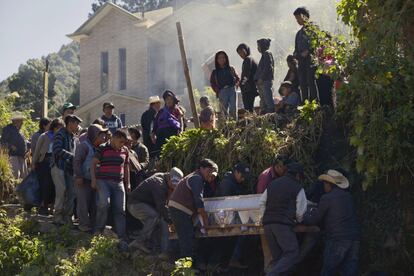 Personas cargan un ataúd que contiene los restos de una persona que murió durante inundaciones repentinas en el estado de Chiapas, México.