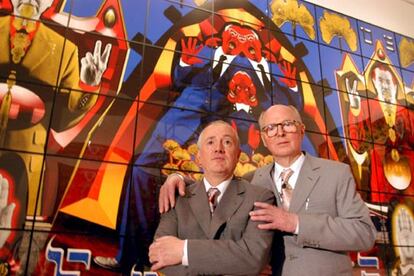 Los artistas británicos Gilbert & George posan delantede su obra <i>Ginkgo Pictures</i>, de llamativos colores, en el pabellón de Gran Bretaña.