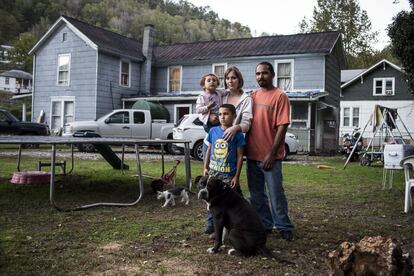 Família Wingate frente a su casa en Welch. Adam Wingate es minero en paro desde hace 4 meses, y su mujer Heather Wingate no tiene trabajo remunerado.