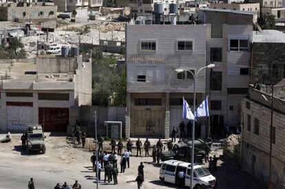 Las fuerzas israelíes aseguran una zona tras la evacuación de colonos en Hebrón.