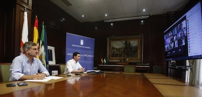 El presidente de la Diputación de Almería, Javier Aureliano García (derecha) y el vicepresidente, Ángel Escobar, en la presentación del borrador del reglamento de teletrabajo.