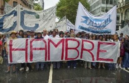 Frente de una manifestación en contra de la política económica del Gobierno argentino, a su entrada ayer en la plaza de Mayo de Buenos Aires.