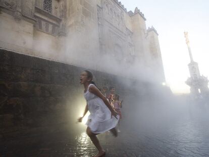 Niños en <b><i>La nube de Córdoba</b></i>, de la artista mexicana Darya von Berner, una intervención en 2009 para apoyar la candidatura de la ciudad.