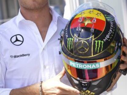 Nico Rosberg posa con su casco con cuatro estrellas doradas, que representan los cuatro titulos mundiales de la selección alemana 