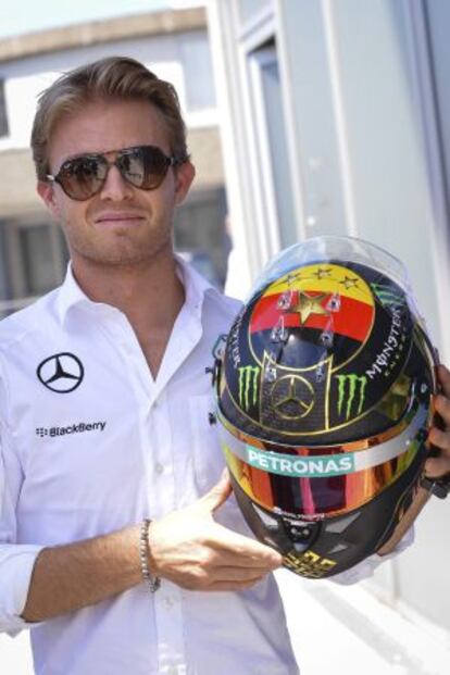 Nico Rosberg posa con su casco con cuatro estrellas doradas, que representan los cuatro titulos mundiales de la selección alemana 