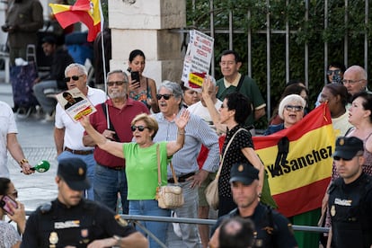Protesta contra el presidente del Gobierno antes de que su mujer, Begoña Gómez, llegue a declarar a los juzgados.