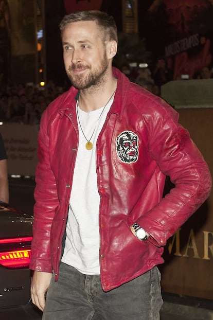 Gracias, Ryan Gosling, por servirnos la imagen de la perfección: una ‘bowling jacket’ destrozada, Rolex de acero, camiseta normal y vaquero gris.