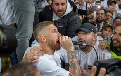 Sergio Ramos celebra el pase a la final de la Champions cantando junto a la afición.