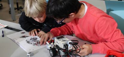 Dos niños inscritos en CampTecnológico, el pasado año, durante un taller de robótica.