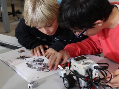 Dos niños inscritos en CampTecnológico, el pasado año, durante un taller de robótica.