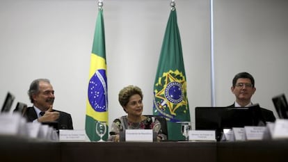 Rousseff entre os ministros Mercadante e Levy.