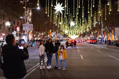 Estrellas inspiradas en la que decora la Sagrada Familia forman parte de la iluminación navideña del paseo de Gracia de Barcelona.