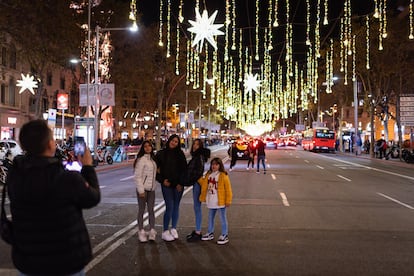 Estrellas inspiradas en la que decora la Sagrada Familia forman parte de la iluminación navideña del paseo de Gracia de Barcelona.