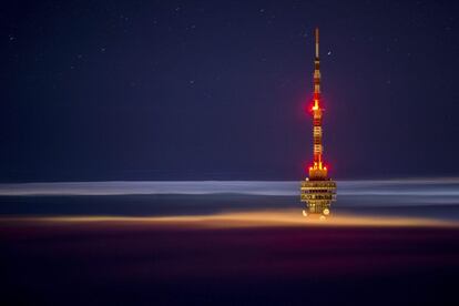 La antena de televisión de una torre de comunicación sobresale de la manta de niebla que cubre la ciudad de Pecs, a unos 200 kilómetros al sur de Budapest (Hungría) anoche, en una imagen tomada desde lo alto de la montaña Tubes, a 611 metros de altura.