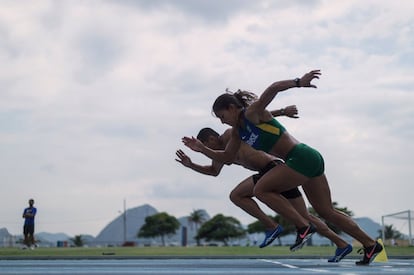 La atleta brasileña Ana Claudia entrena para la carrera de relevos 4x100 metros en el Centro de Educación Física del Ejército de Brasil, en Río de Janeiro.