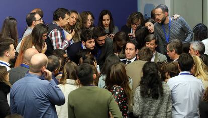 El secretario general del PP, Teodoro García (en el centro), valora los primeros resultados de participación con los periodistas.