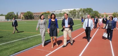 La consejera Figar, durante la visita al nuevo colegio Antonio Mingote de Alcalá.