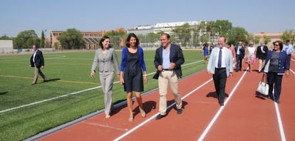 La consejera Figar, durante la visita al nuevo colegio Antonio Mingote de Alcal&aacute;.