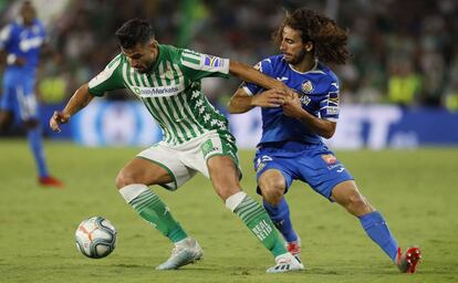 Barragán controla el balón ante Cucurella. 