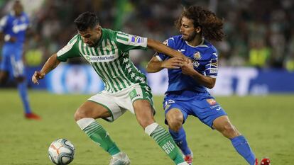 Barragán controla el balón ante Cucurella. 