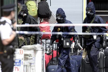 Policas britnicos equipados con trajes contra agentes qumicos se despliegan en la estacin de metro de Warren Street.