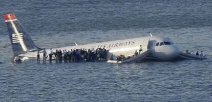 El avión de US Airways flota sobre el río Husdon tras preciptarse con 153 personas.