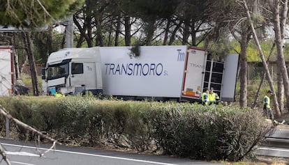 El camión que arrolló a los vehículos en el control de la Guardia Civil.